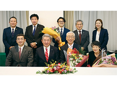 9月1日に行われた成約式にて。前列左から友建設の新社長に就任する中村勇治氏、FFFホールディングス 中村克久代表取締役CEO、友建設 宮本和博代表取締役、眞由美取締役