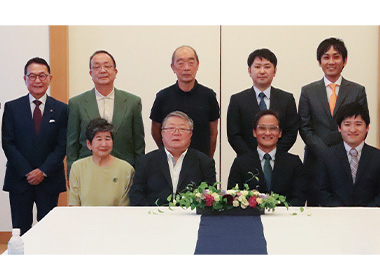 東開物流株式会社　代表取締役 北村 篤 様（下段右から2番目） / 奥野運送株式会社 代表取締役　奥野 博 様（下段左から2番目）